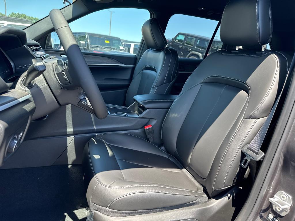 new 2025 Jeep Grand Cherokee car, priced at $38,988