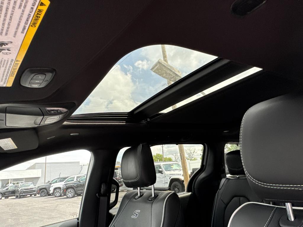 new 2025 Chrysler Pacifica car, priced at $43,988