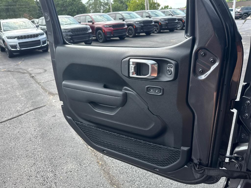 new 2025 Jeep Wrangler car, priced at $40,998