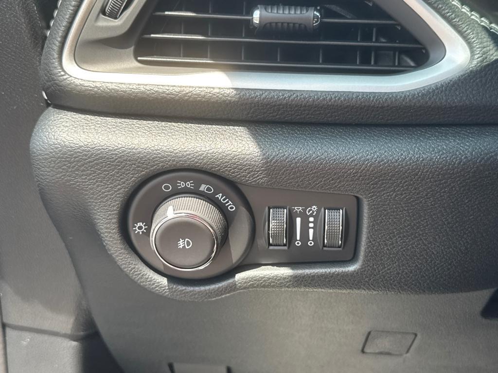 new 2025 Chrysler Pacifica car, priced at $36,988