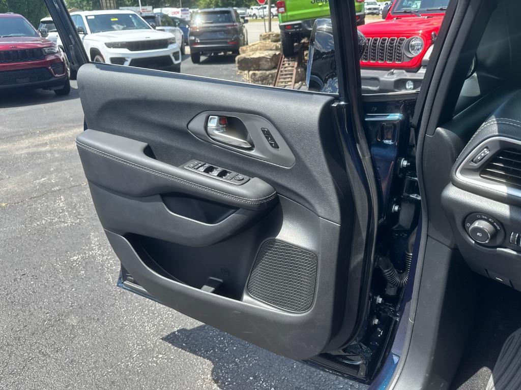 new 2025 Chrysler Pacifica car, priced at $36,988