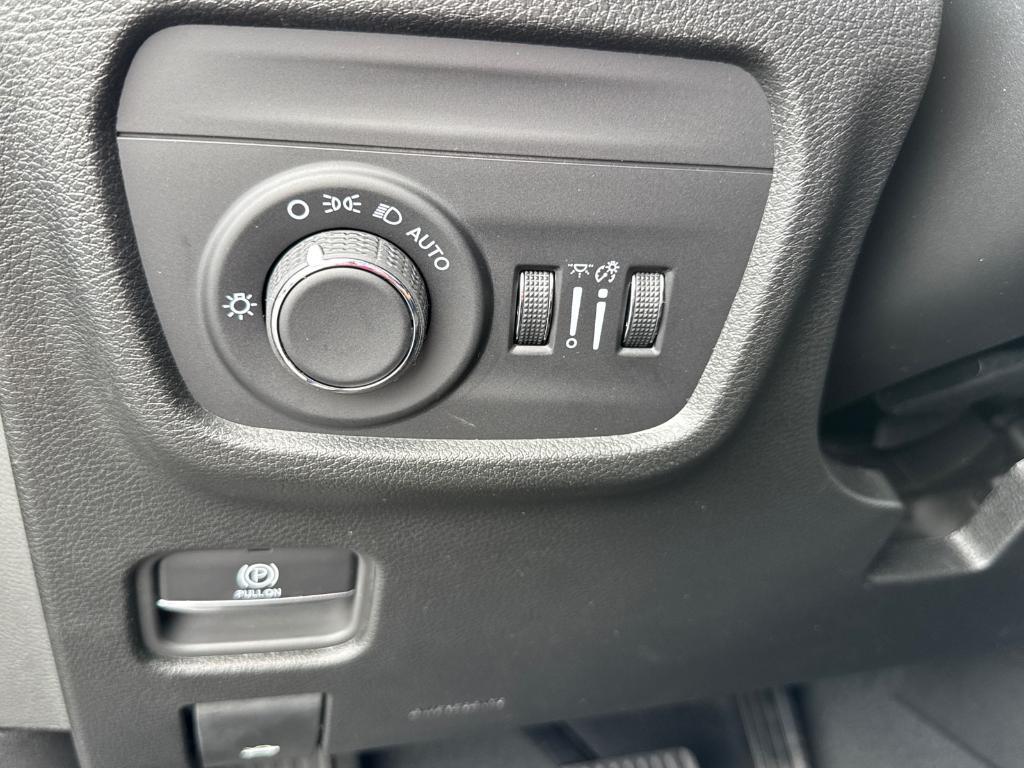 new 2025 Jeep Grand Cherokee car, priced at $35,988