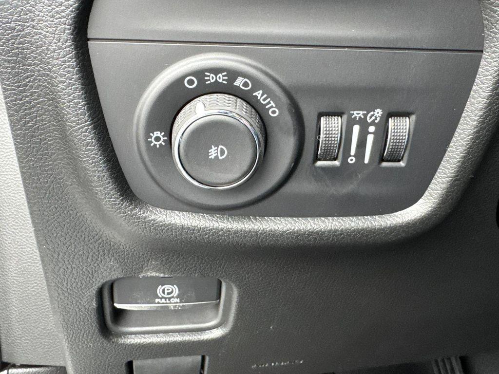 new 2025 Jeep Grand Cherokee car, priced at $35,988