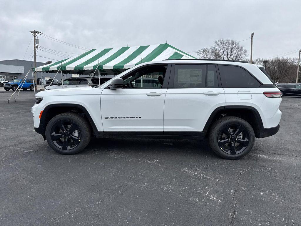 new 2025 Jeep Grand Cherokee car, priced at $35,988