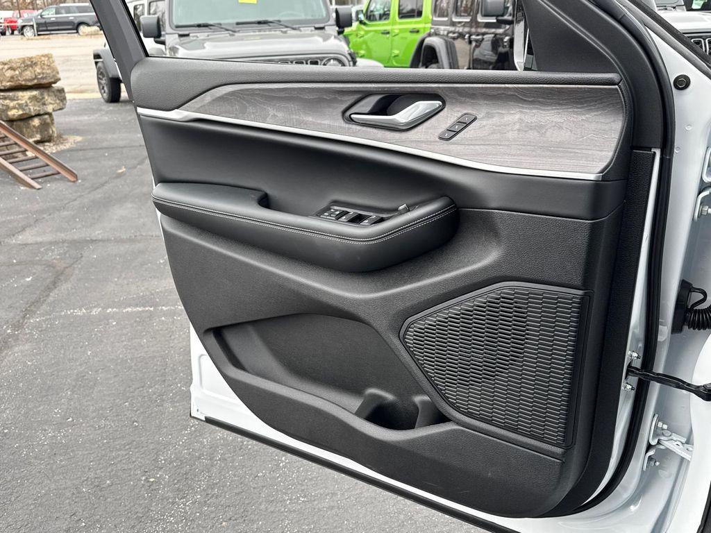 new 2025 Jeep Grand Cherokee car, priced at $35,988