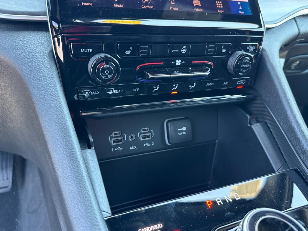 new 2025 Jeep Grand Cherokee car, priced at $37,988