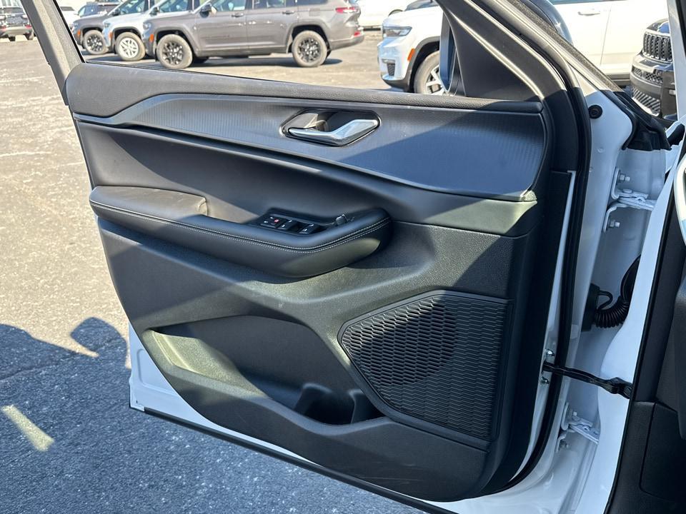 new 2025 Jeep Grand Cherokee car, priced at $32,988