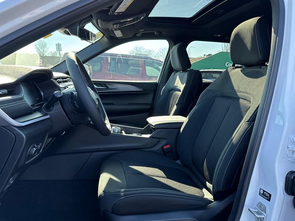 new 2025 Jeep Grand Cherokee car, priced at $32,988