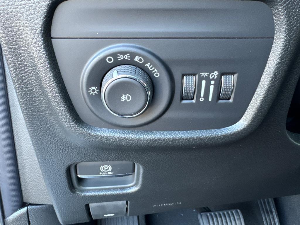new 2025 Jeep Grand Cherokee car, priced at $49,215
