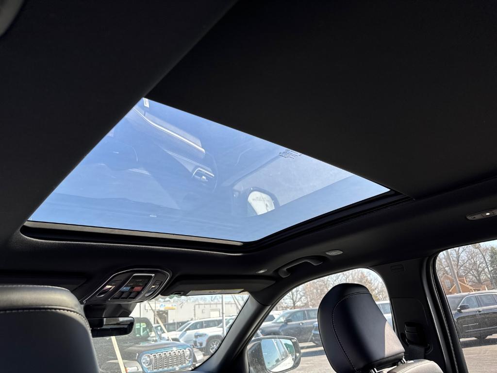 new 2025 Jeep Grand Cherokee car, priced at $37,988