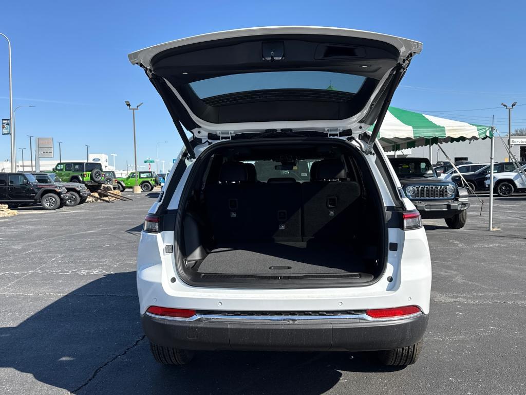 new 2025 Jeep Grand Cherokee car, priced at $37,988