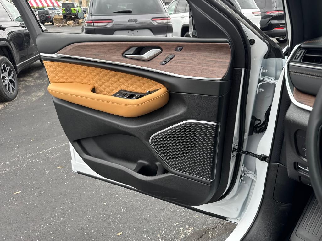 new 2025 Jeep Grand Cherokee L car, priced at $54,988