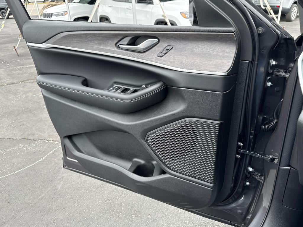 new 2025 Jeep Grand Cherokee car, priced at $47,495