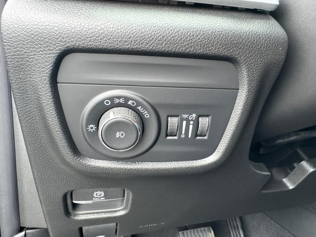 new 2025 Jeep Grand Cherokee car, priced at $37,988