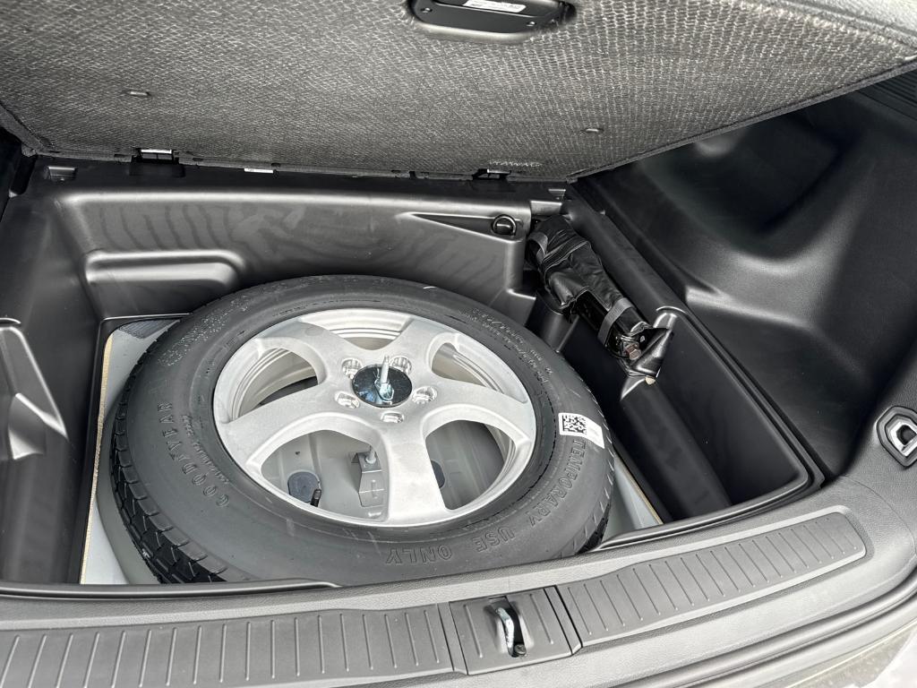 new 2025 Jeep Grand Cherokee car, priced at $37,988