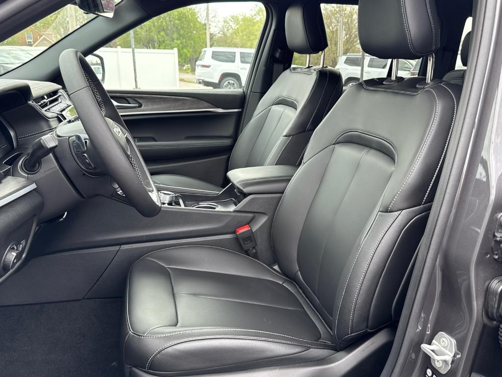 new 2025 Jeep Grand Cherokee car, priced at $47,495