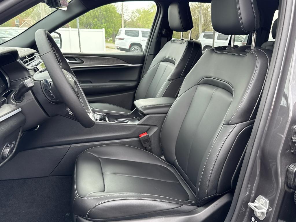 new 2025 Jeep Grand Cherokee car, priced at $37,988