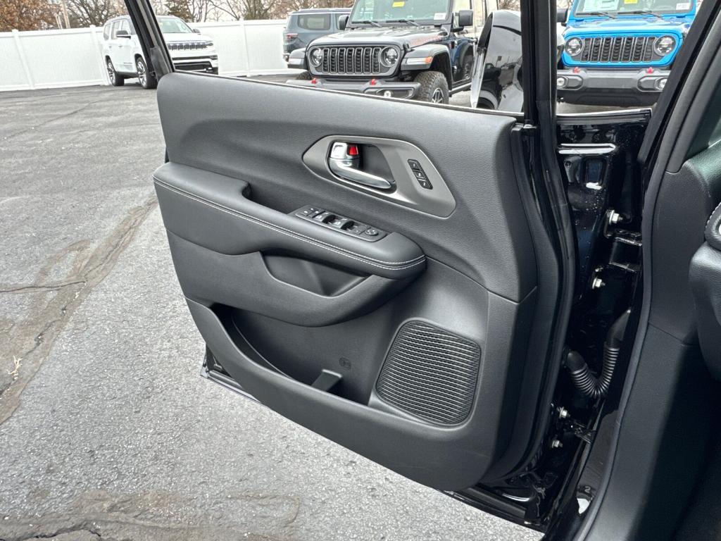new 2025 Chrysler Pacifica car, priced at $37,988