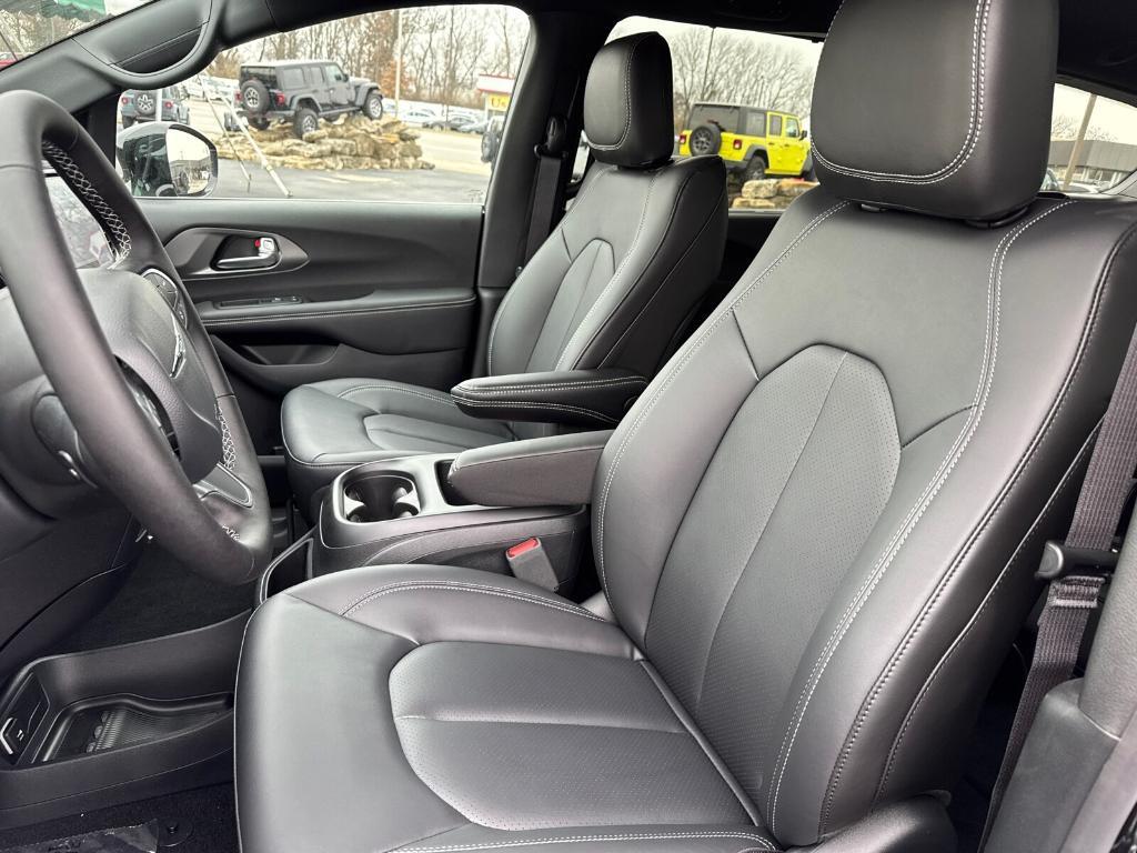 new 2025 Chrysler Pacifica car, priced at $39,988