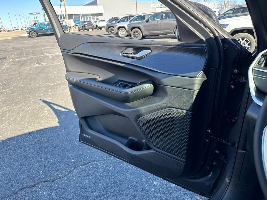 new 2025 Jeep Grand Cherokee car, priced at $32,988