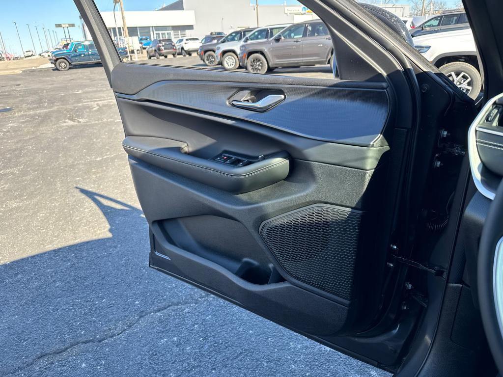 new 2025 Jeep Grand Cherokee car, priced at $42,175