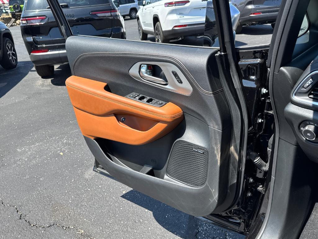 new 2025 Chrysler Pacifica Hybrid car, priced at $49,988