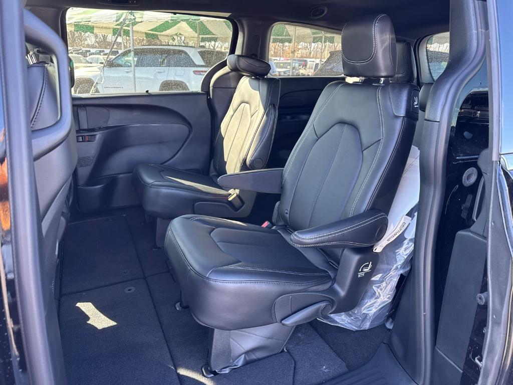 new 2025 Chrysler Pacifica car, priced at $45,425