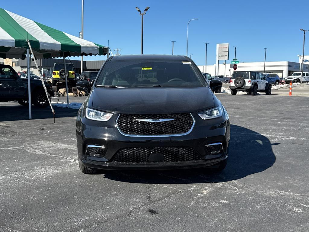 new 2025 Chrysler Pacifica car, priced at $45,425