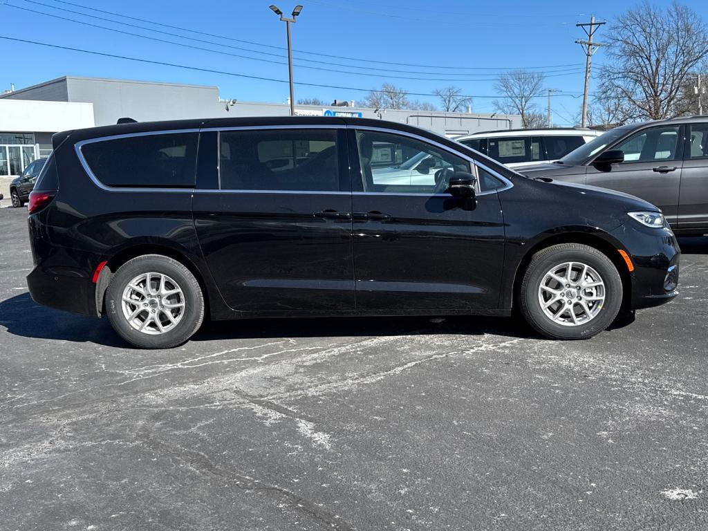 new 2025 Chrysler Pacifica car, priced at $45,425