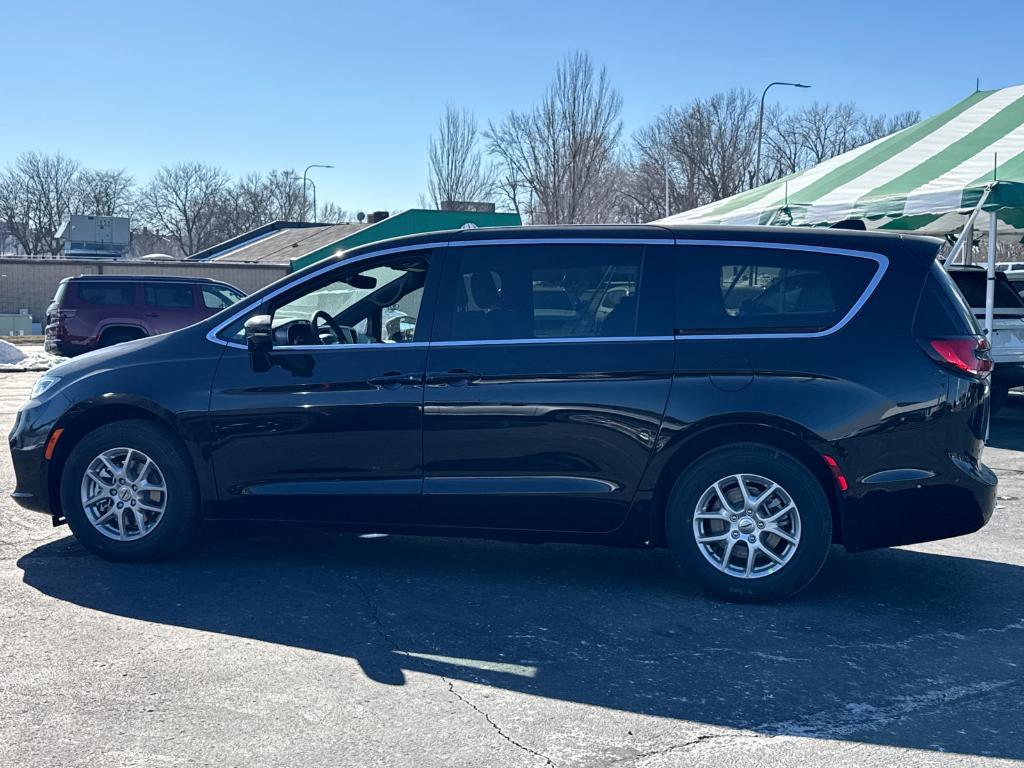 new 2025 Chrysler Pacifica car, priced at $45,425