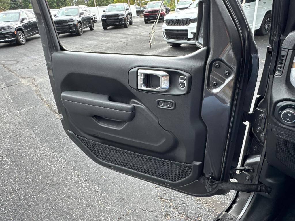 new 2025 Jeep Gladiator car, priced at $40,988