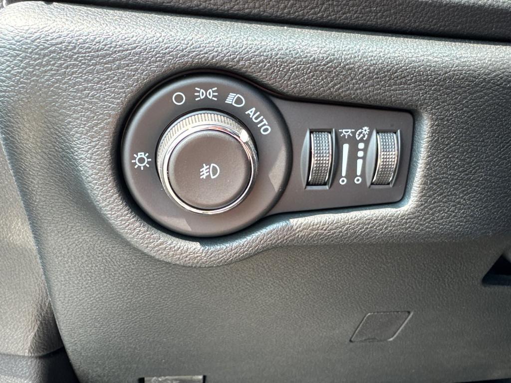 new 2025 Chrysler Pacifica car, priced at $36,988
