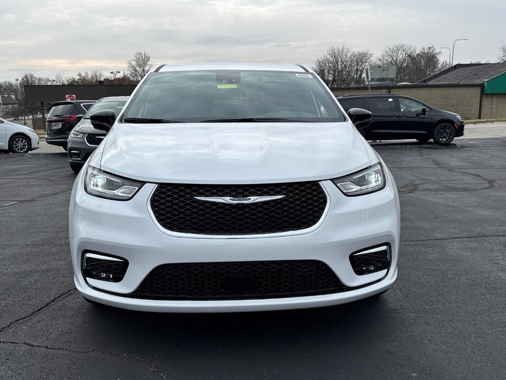 new 2025 Chrysler Pacifica car, priced at $39,988