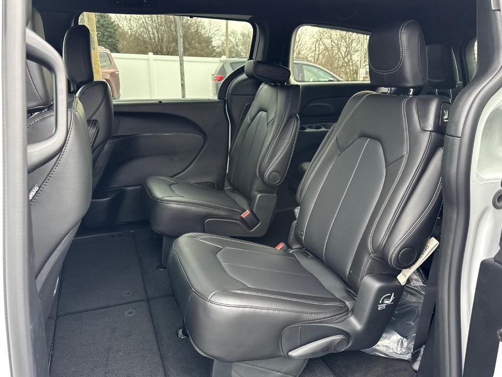 new 2025 Chrysler Pacifica car, priced at $39,988