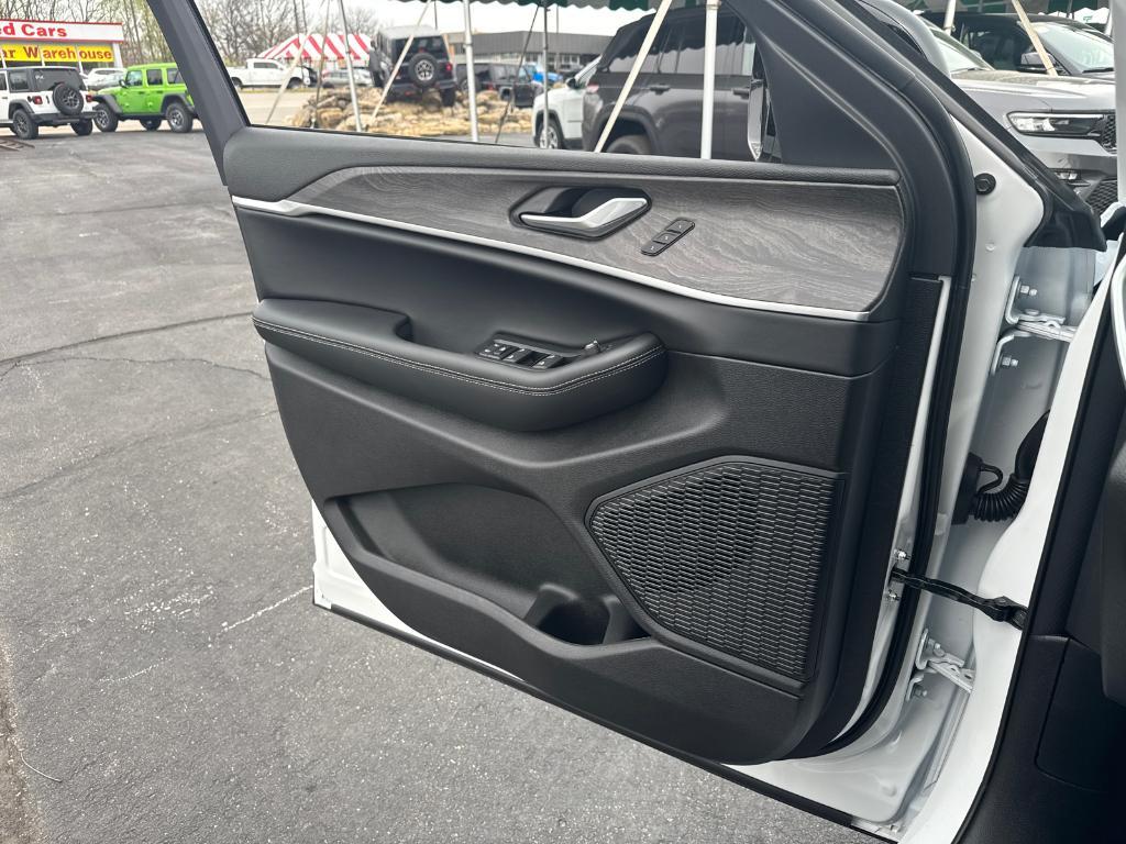 new 2025 Jeep Grand Cherokee car, priced at $46,900