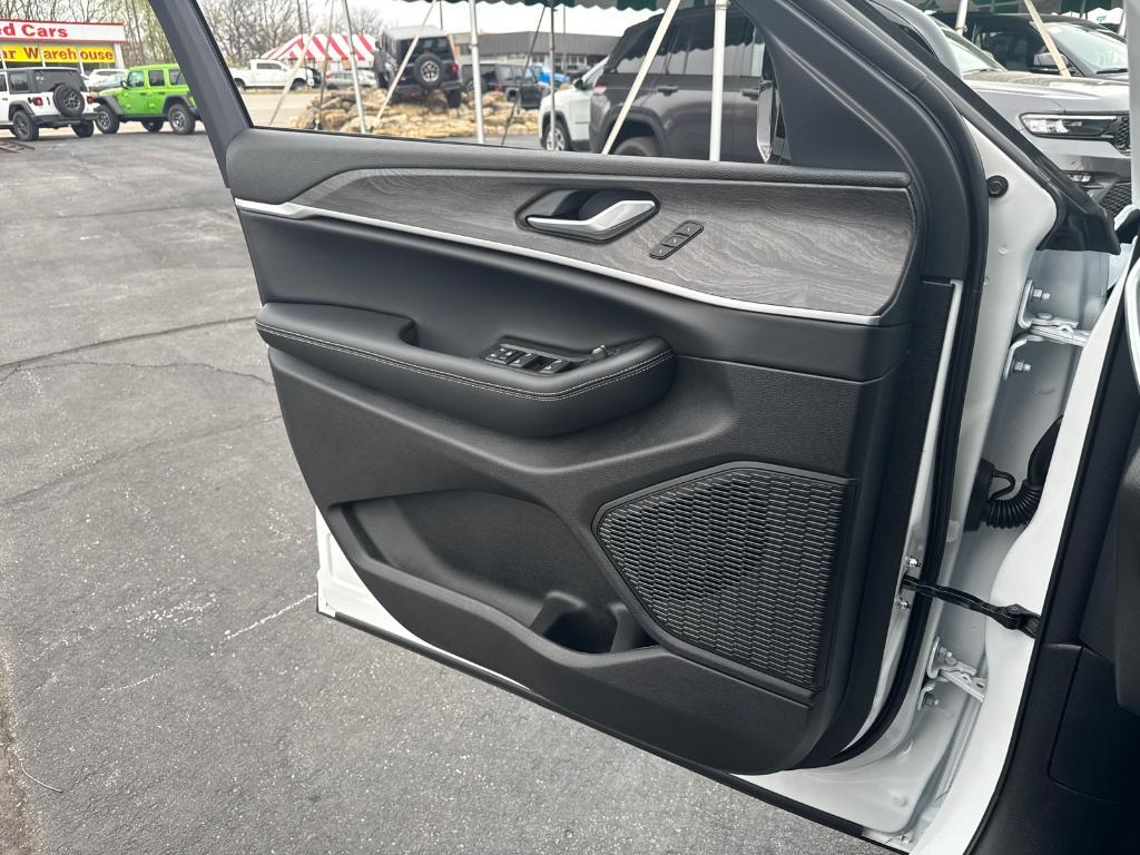 new 2025 Jeep Grand Cherokee car, priced at $36,988