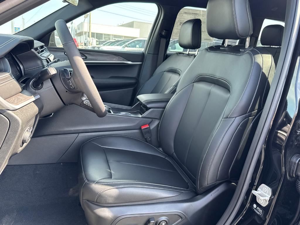 new 2025 Jeep Grand Cherokee car, priced at $39,988