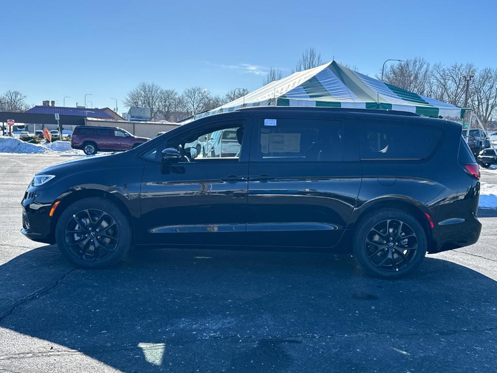 new 2025 Chrysler Pacifica car, priced at $58,865