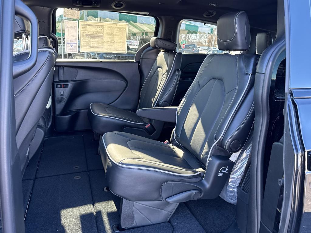 new 2025 Chrysler Pacifica car, priced at $58,865