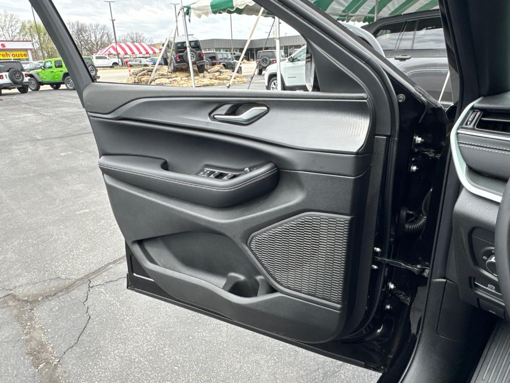 new 2025 Jeep Grand Cherokee L car, priced at $39,988