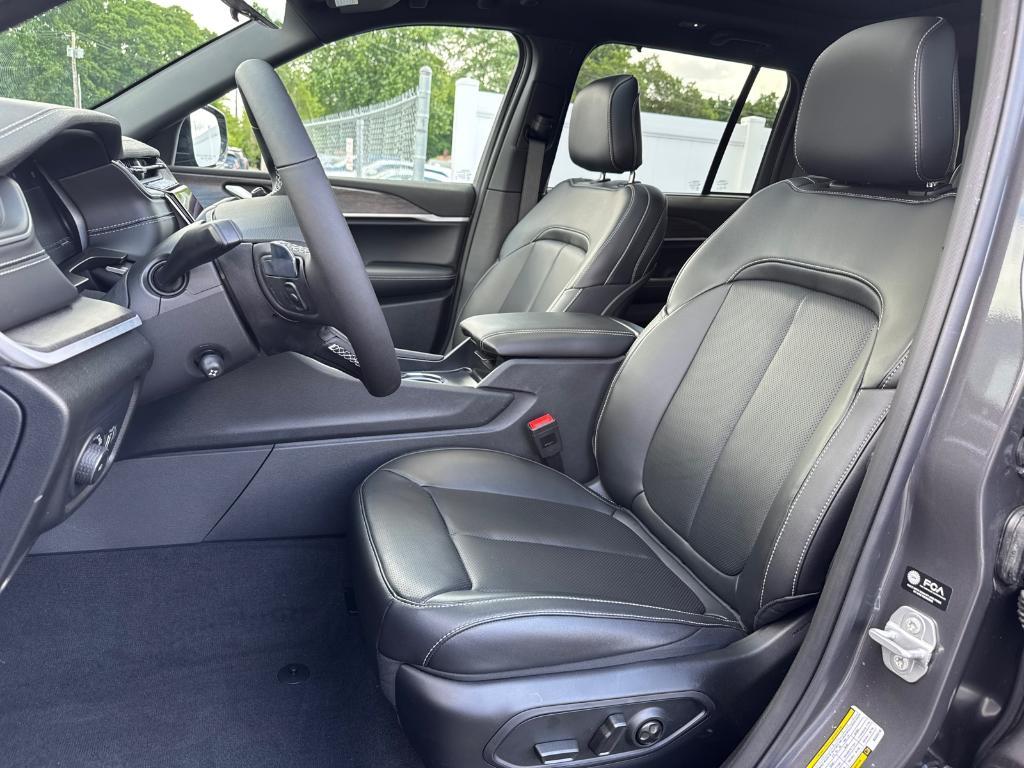 new 2025 Jeep Grand Cherokee car, priced at $41,988