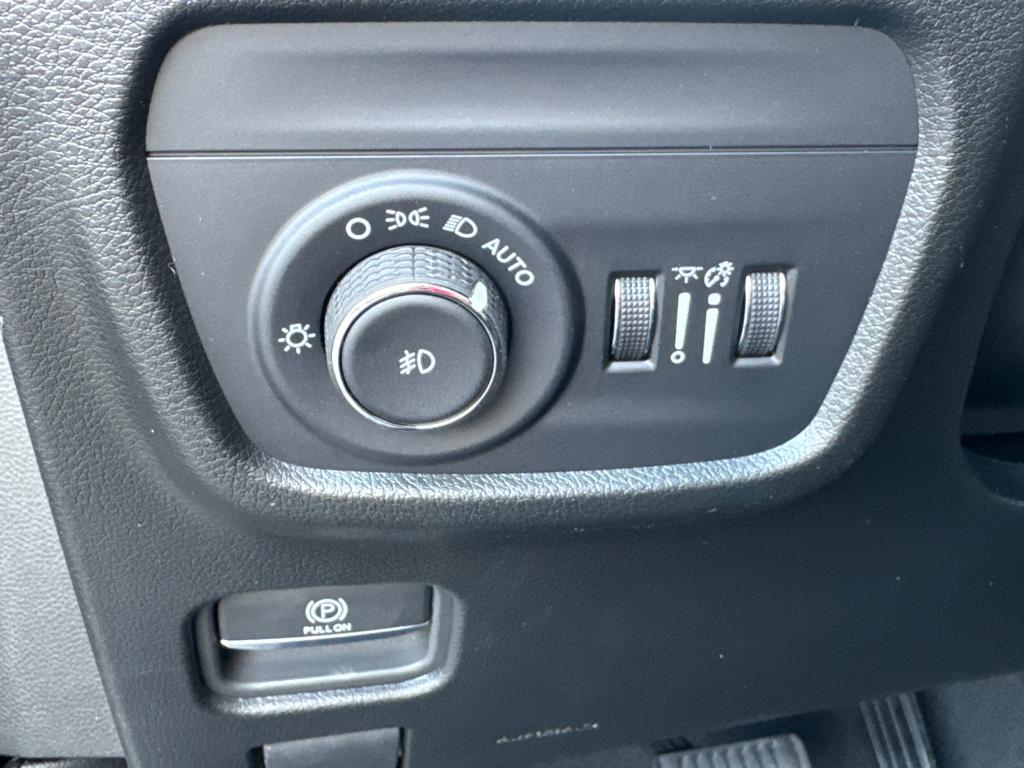 new 2025 Jeep Grand Cherokee car, priced at $41,988