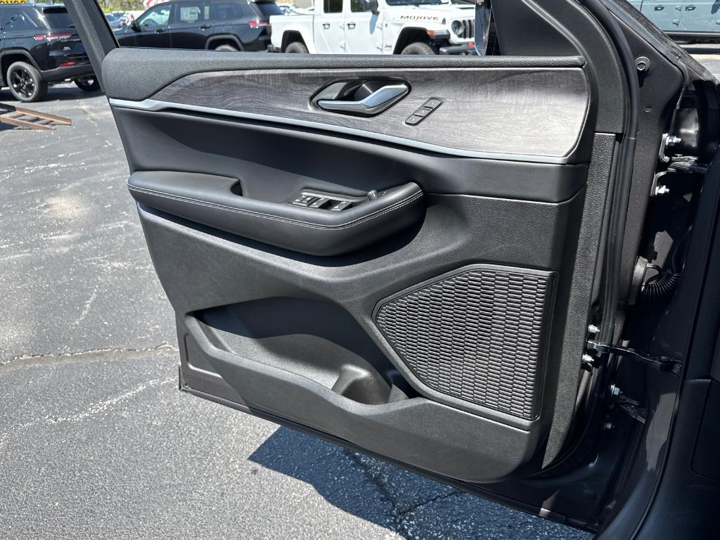 new 2025 Jeep Grand Cherokee L car, priced at $39,988