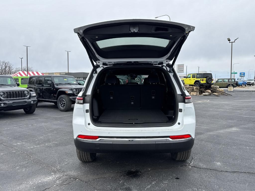 new 2025 Jeep Grand Cherokee car, priced at $37,988