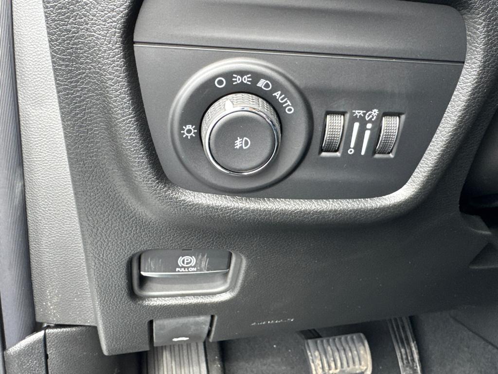 new 2025 Jeep Grand Cherokee car, priced at $37,988