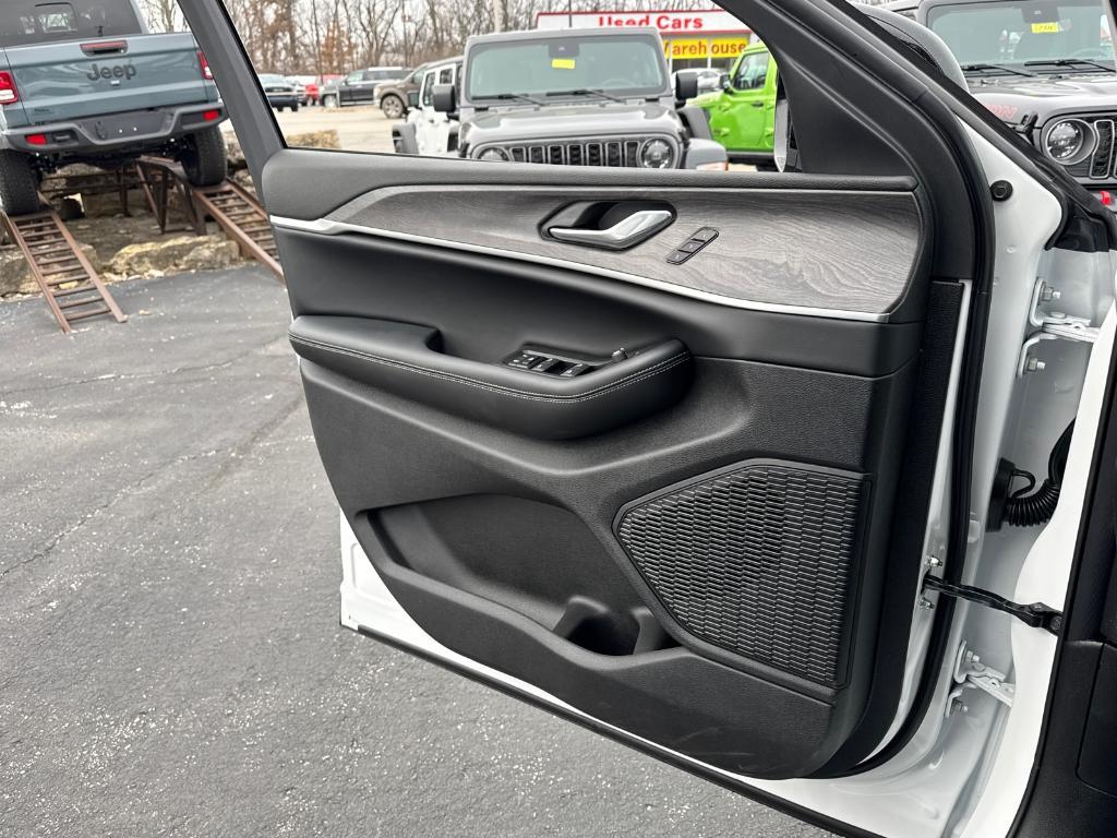 new 2025 Jeep Grand Cherokee car, priced at $46,700