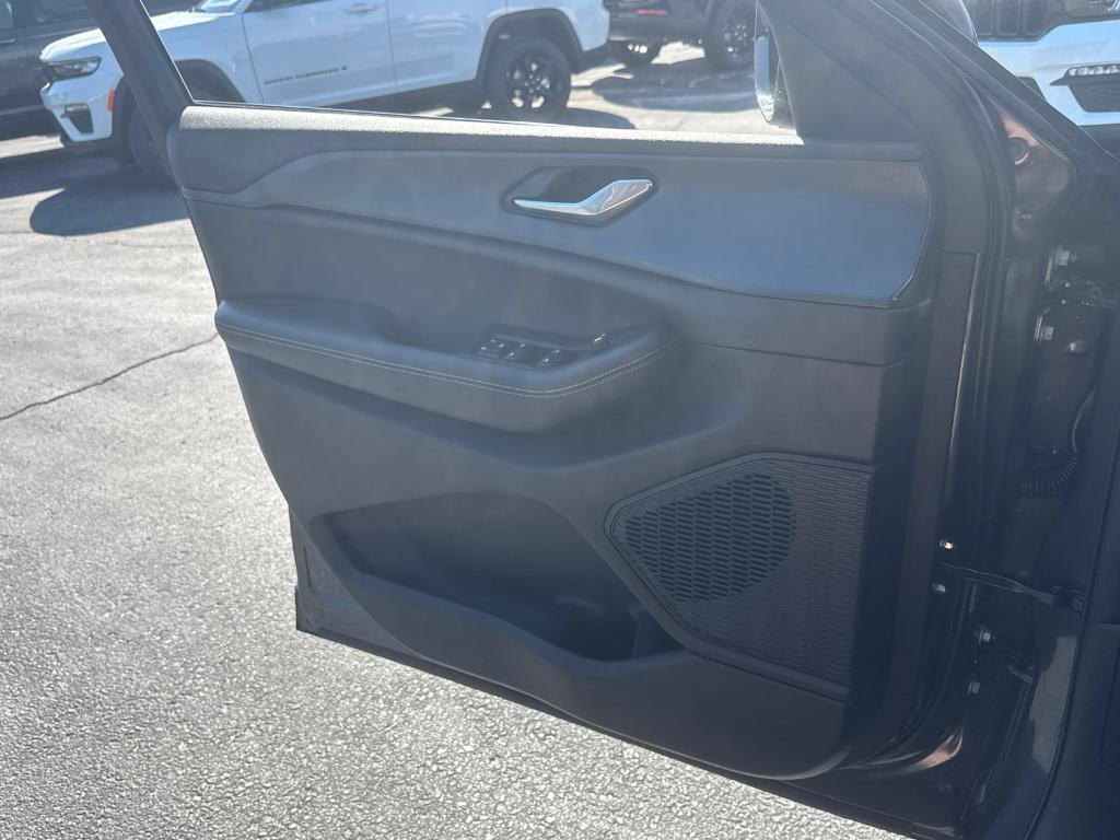 new 2025 Jeep Grand Cherokee car, priced at $35,988