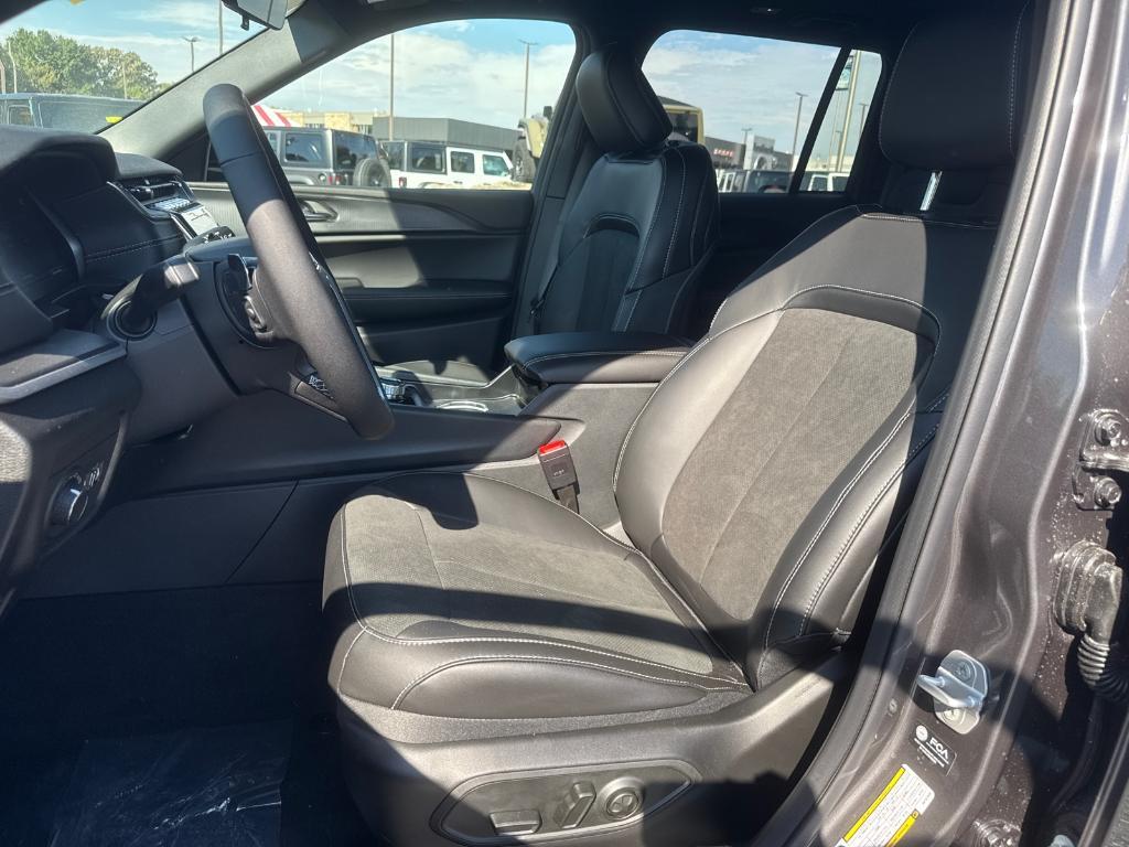 new 2025 Jeep Grand Cherokee car, priced at $35,988