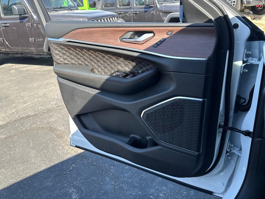 new 2025 Jeep Grand Cherokee car, priced at $54,988
