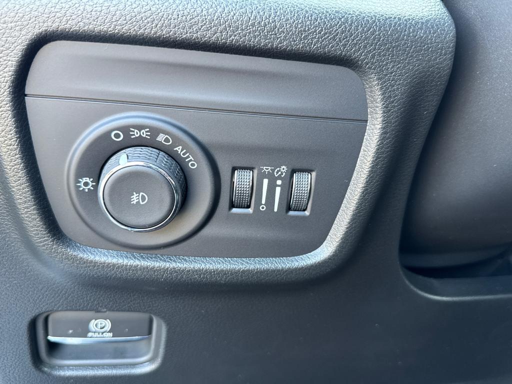 new 2025 Jeep Grand Cherokee car, priced at $54,988